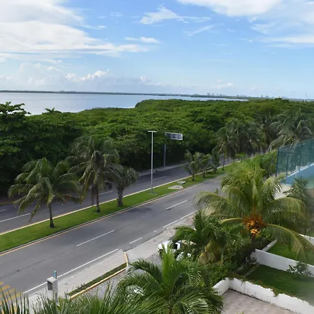 Brisas Beachfront Studios In Hotel Zone Cancun Room photo